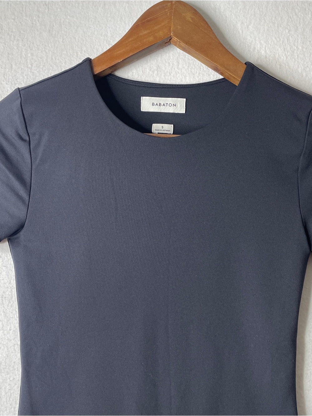 Aritzia Babaton Contour Bodysuit Womens Small Black Crew Short Sleeve Minimalist - Picture 2 of 8